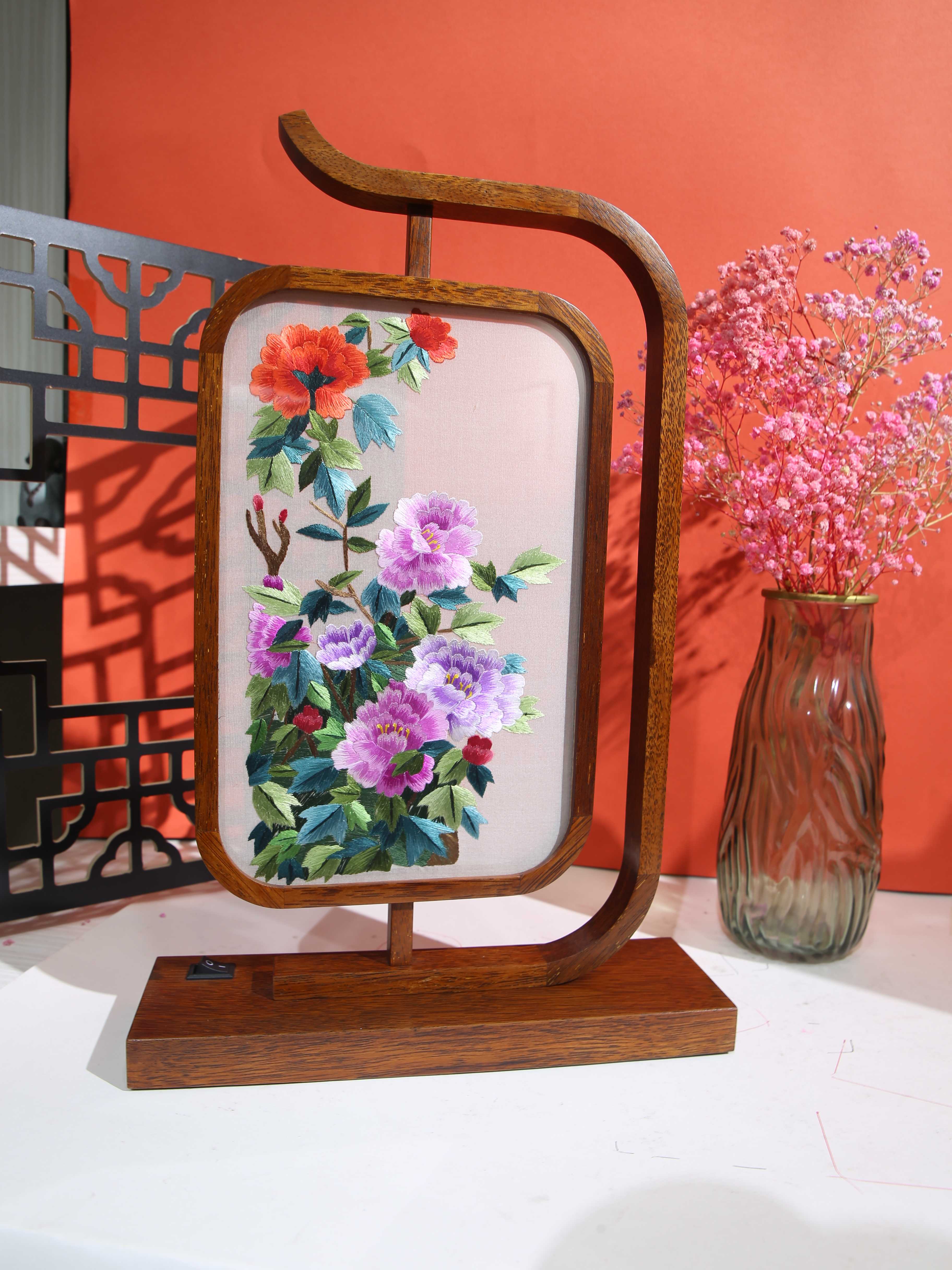 Specialty products of Hunan Province, China embroidery ornaments, double-sided embroidery, hand-embroidered creative features, home gifts, Shu Suzhou embroidery gifts, LED rosewood lights