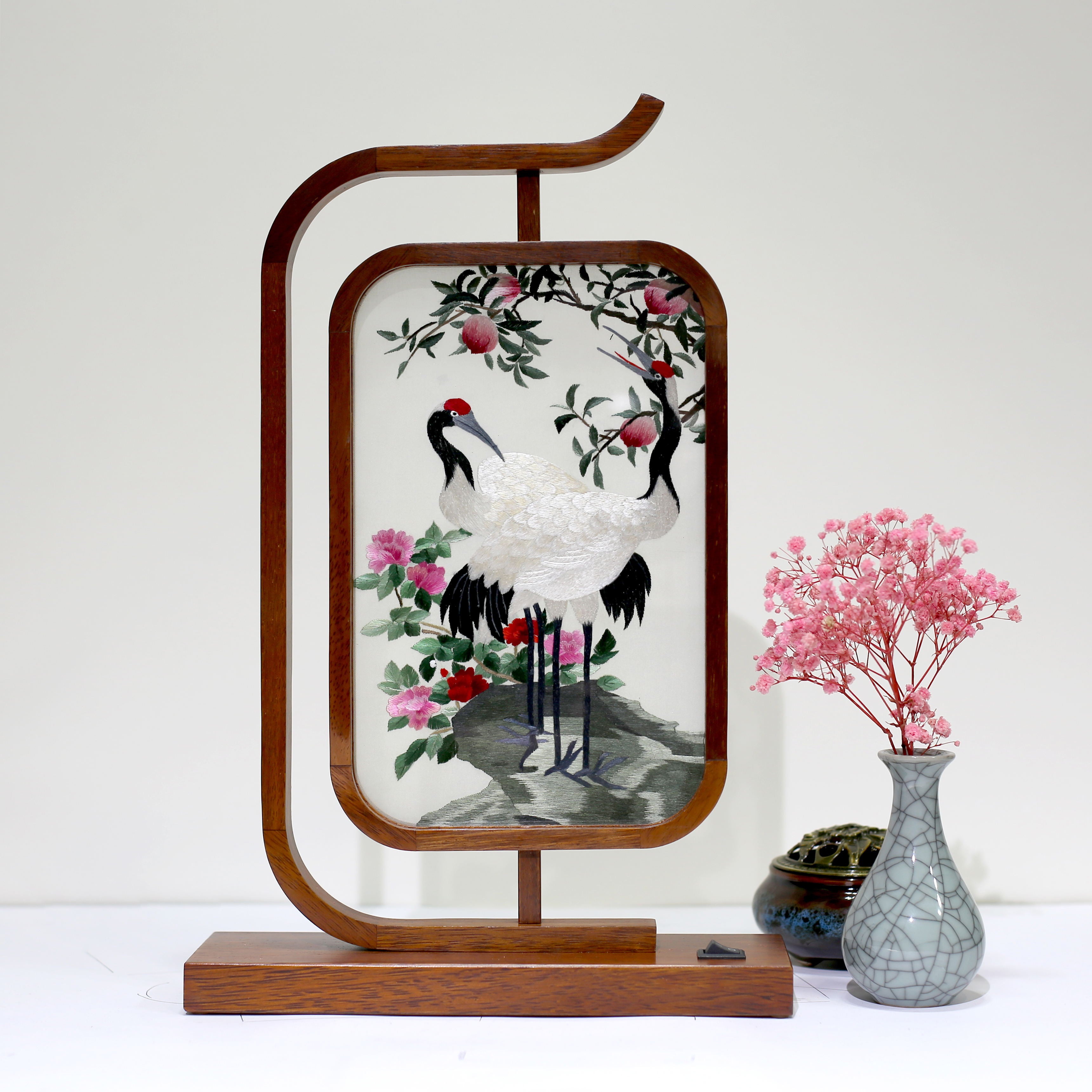 Specialty products of Hunan Province, China embroidery ornaments, double-sided embroidery, hand-embroidered creative features, home gifts, Shu Suzhou embroidery gifts, LED rosewood lights