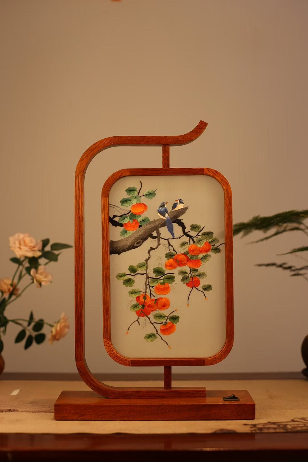 Specialty products of Hunan Province, China embroidery ornaments, double-sided embroidery, hand-embroidered creative features, home gifts, Shu Suzhou embroidery gifts, LED rosewood lights