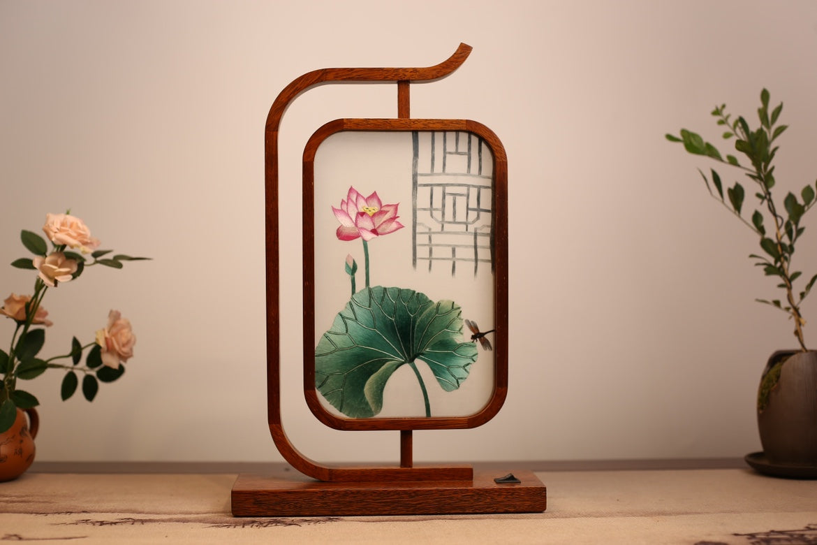Specialty products of Hunan Province, China embroidery ornaments, double-sided embroidery, hand-embroidered creative features, home gifts, Shu Suzhou embroidery gifts, LED rosewood lights