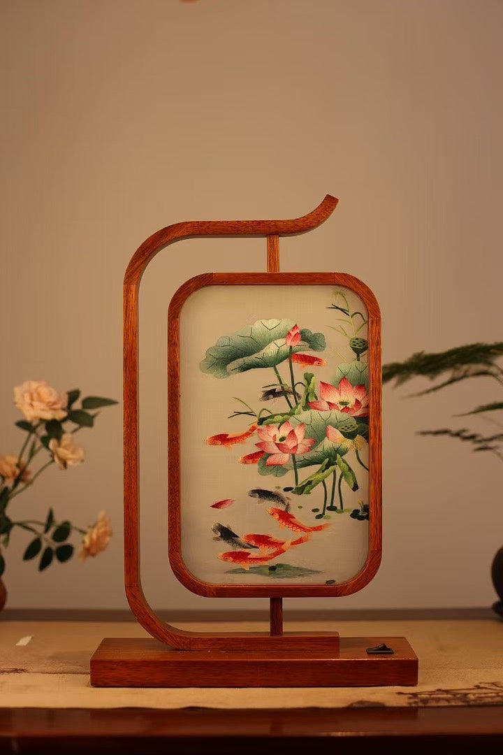 Specialty products of Hunan Province, China embroidery ornaments, double-sided embroidery, hand-embroidered creative features, home gifts, Shu Suzhou embroidery gifts, LED rosewood lights