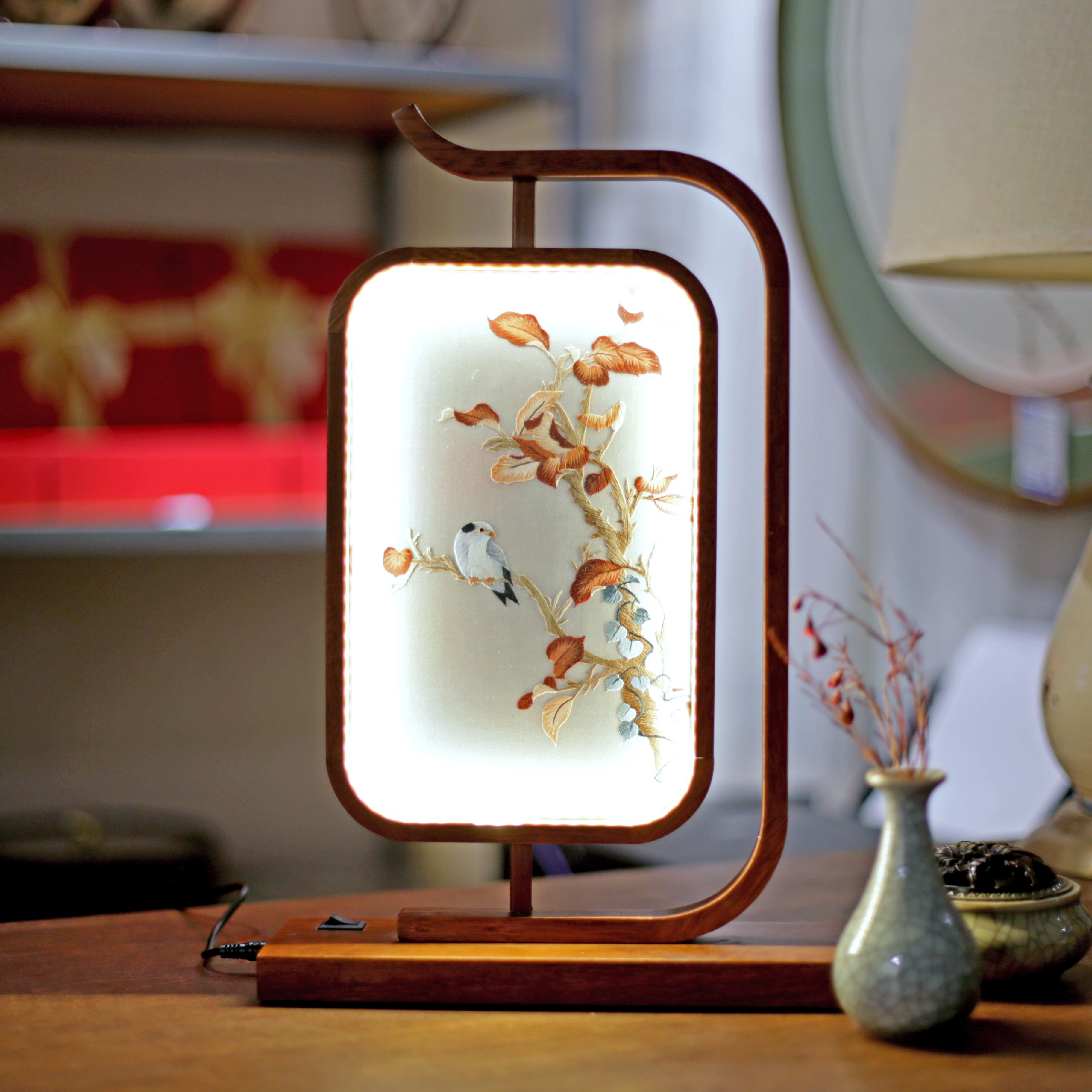 Specialty products of Hunan Province, China embroidery ornaments, double-sided embroidery, hand-embroidered creative features, home gifts, Shu Suzhou embroidery gifts, LED rosewood lights