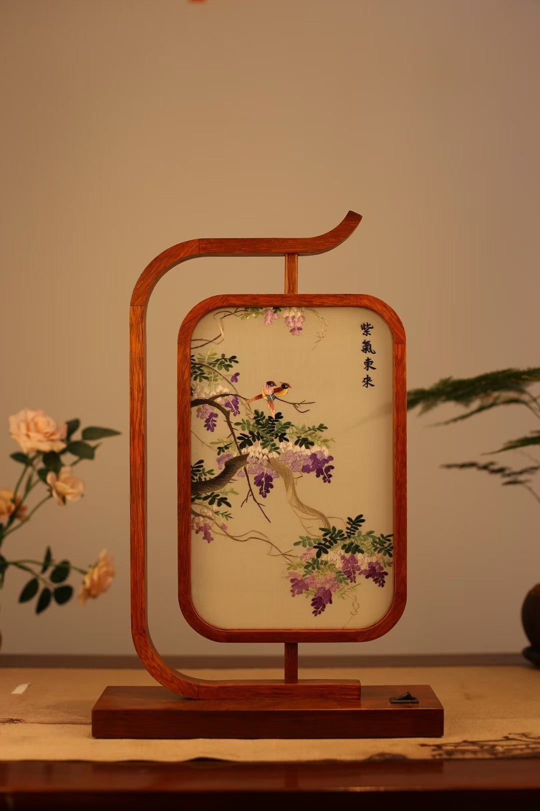 Specialty products of Hunan Province, China embroidery ornaments, double-sided embroidery, hand-embroidered creative features, home gifts, Shu Suzhou embroidery gifts, LED rosewood lights