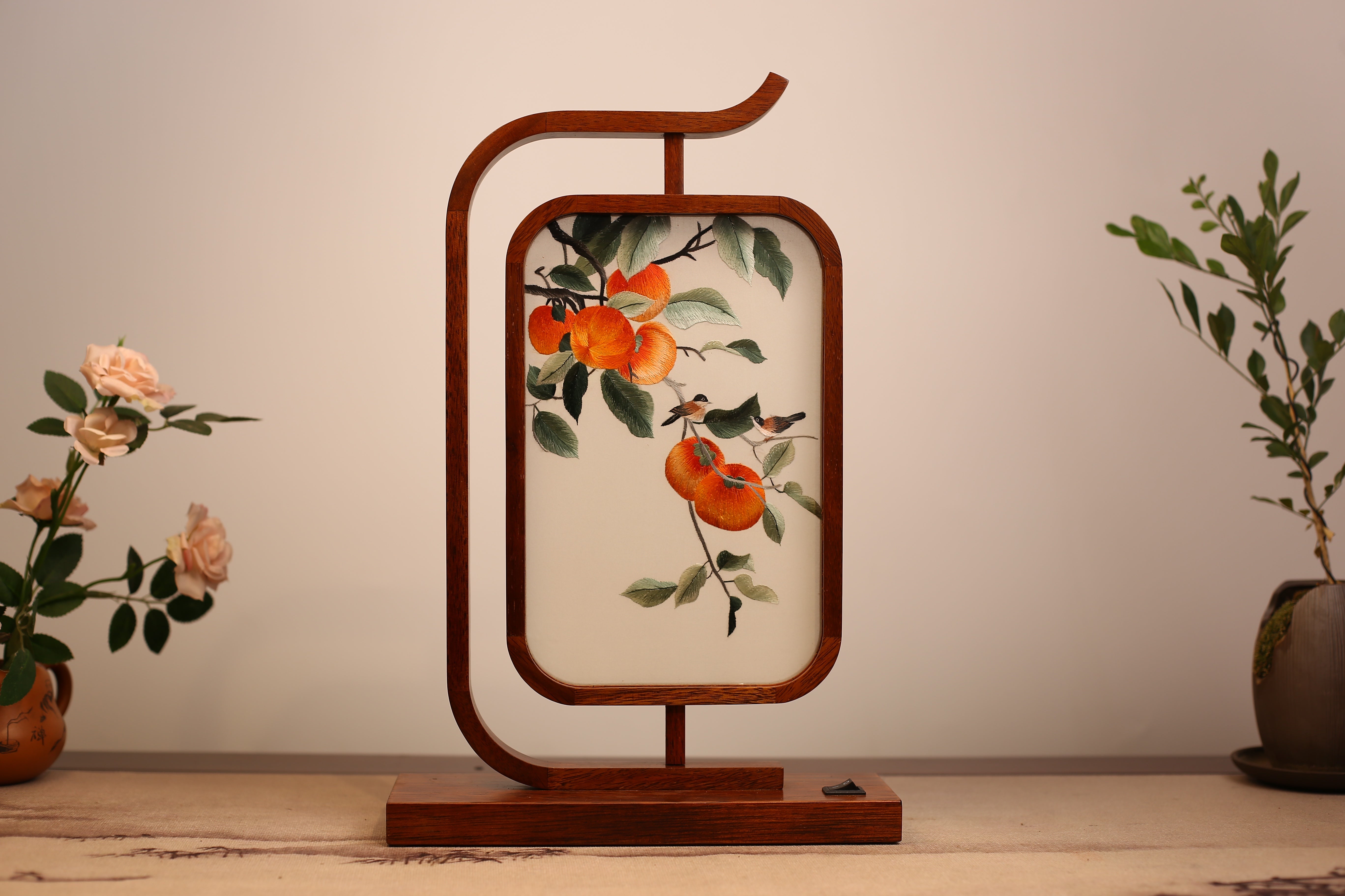 Specialty products of Hunan Province, China embroidery ornaments, double-sided embroidery, hand-embroidered creative features, home gifts, Shu Suzhou embroidery gifts, LED rosewood lights