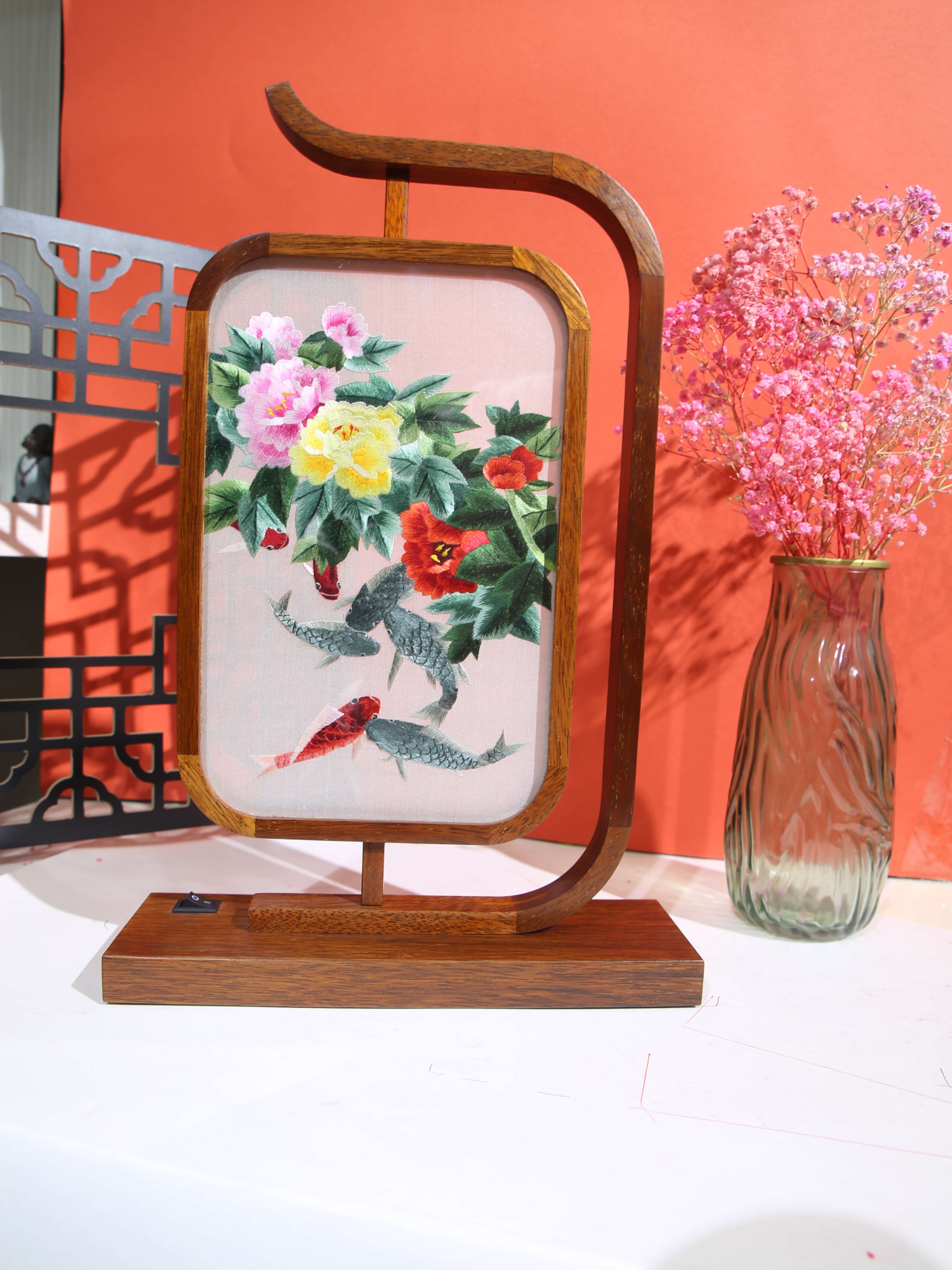 Specialty products of Hunan Province, China embroidery ornaments, double-sided embroidery, hand-embroidered creative features, home gifts, Shu Suzhou embroidery gifts, LED rosewood lights