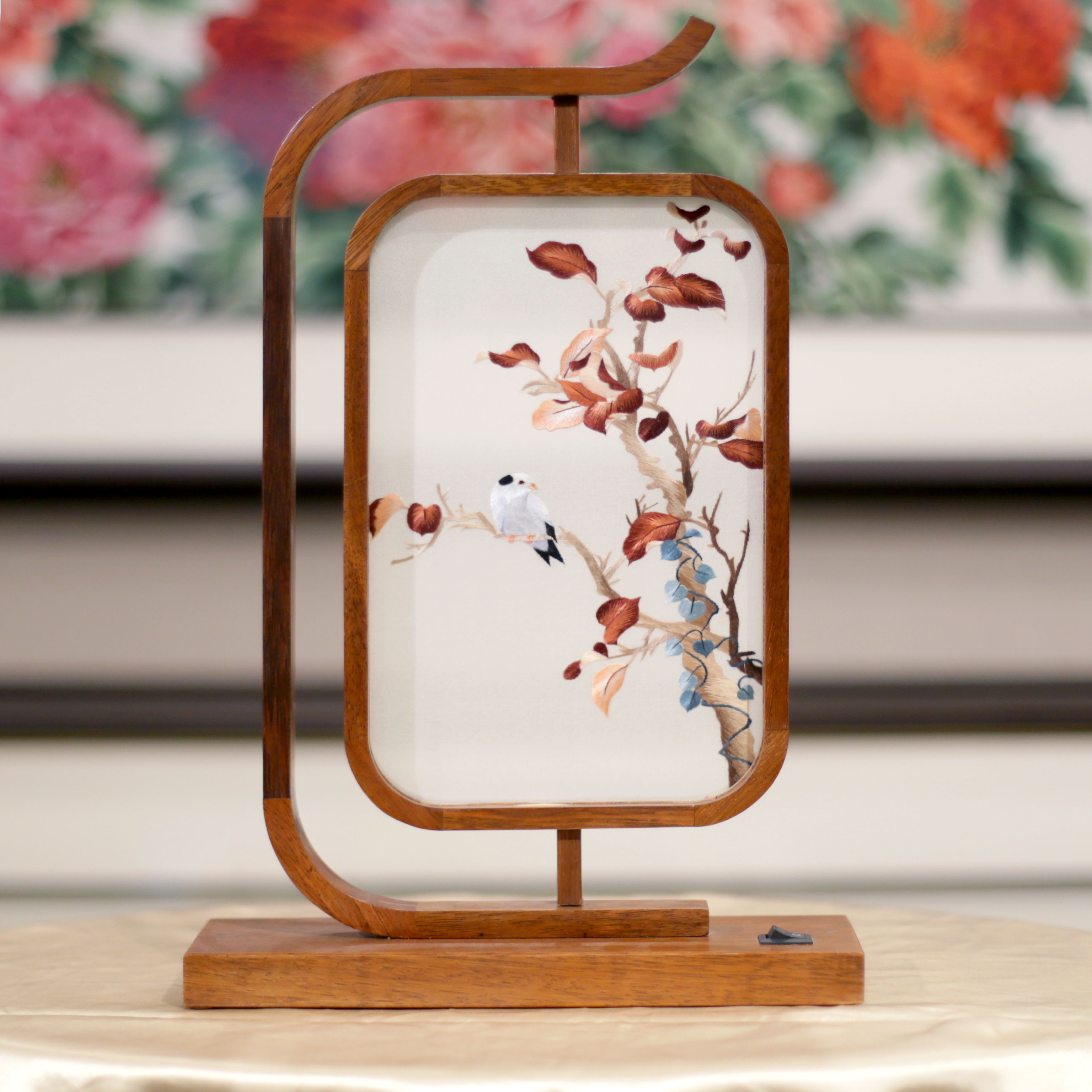 Specialty products of Hunan Province, China embroidery ornaments, double-sided embroidery, hand-embroidered creative features, home gifts, Shu Suzhou embroidery gifts, LED rosewood lights