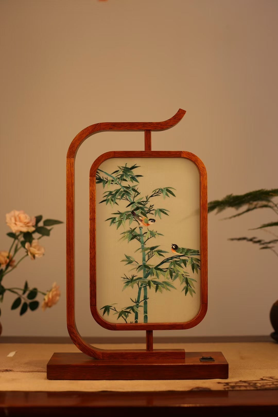 Specialty products of Hunan Province, China embroidery ornaments, double-sided embroidery, hand-embroidered creative features, home gifts, Shu Suzhou embroidery gifts, LED rosewood lights