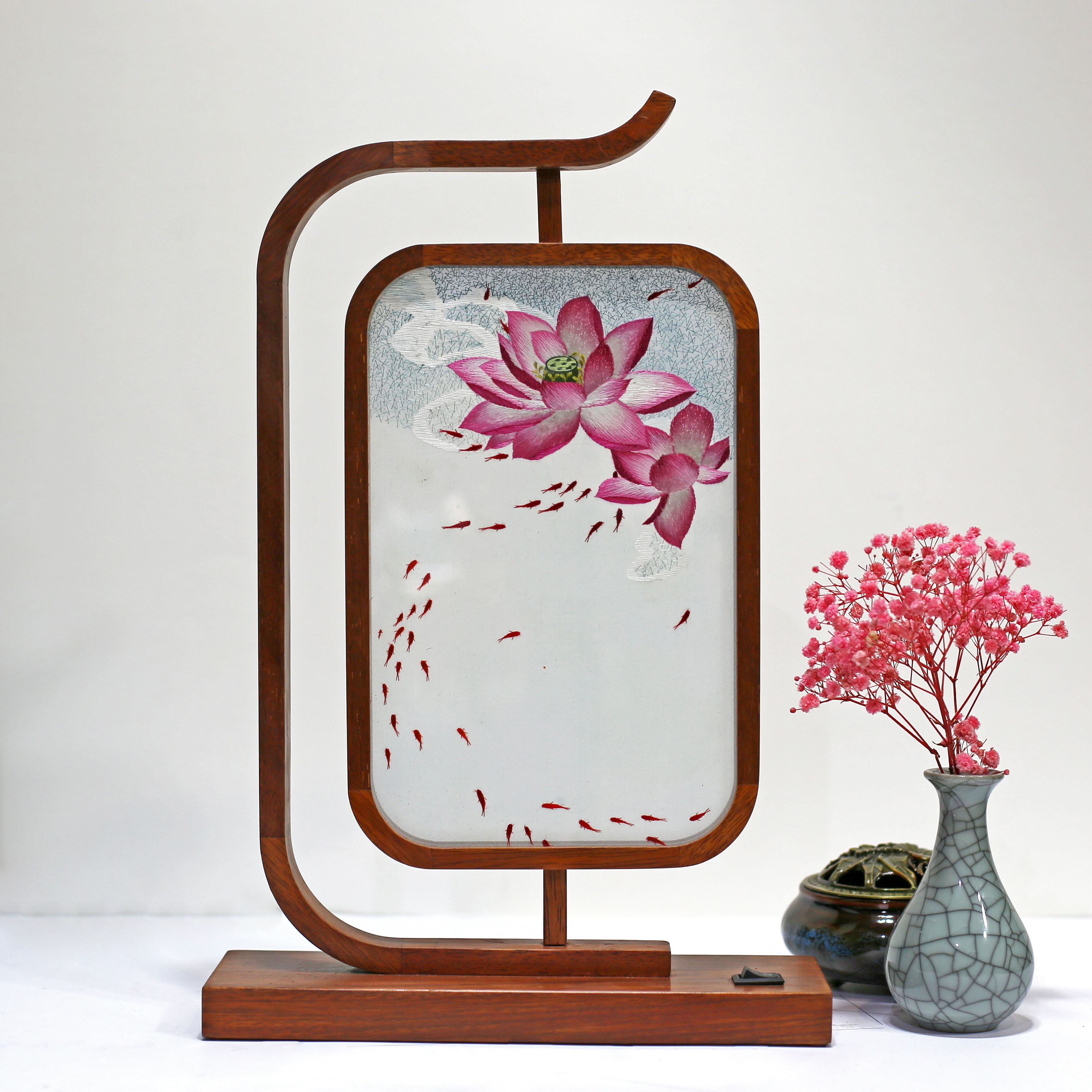 Specialty products of Hunan Province, China embroidery ornaments, double-sided embroidery, hand-embroidered creative features, home gifts, Shu Suzhou embroidery gifts, LED rosewood lights