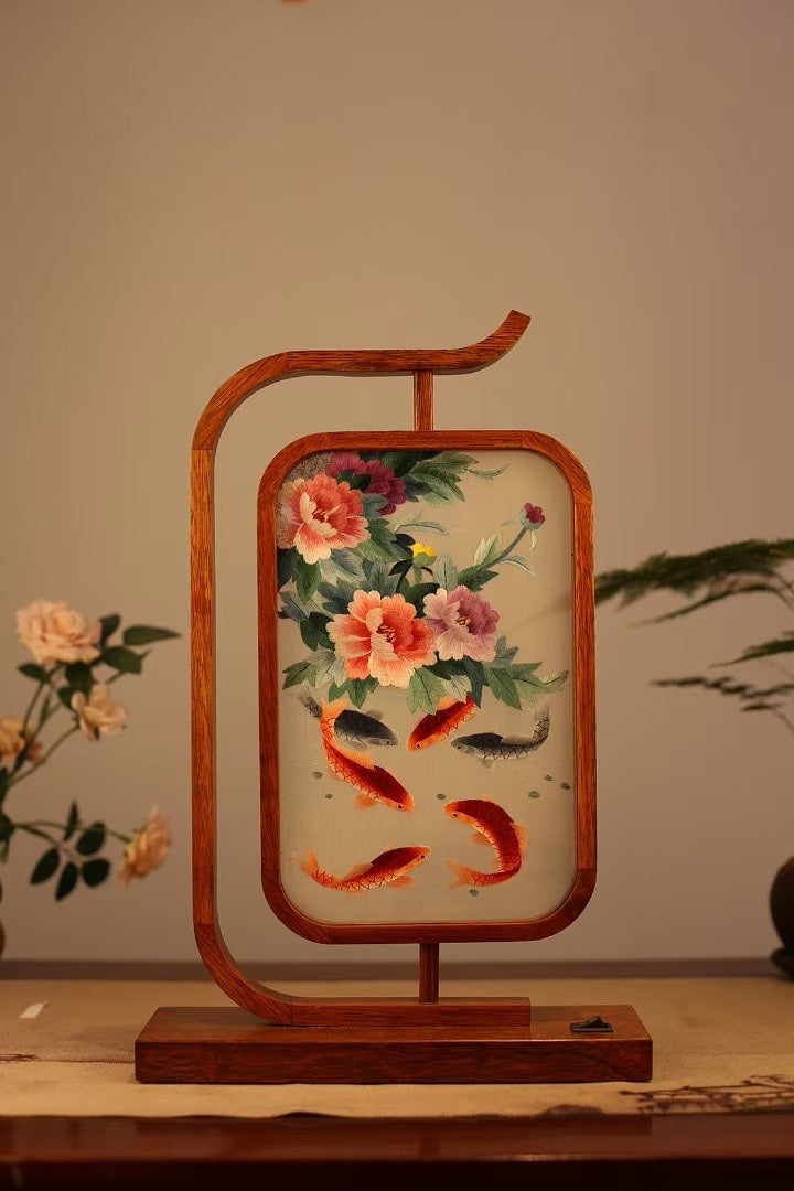 Specialty products of Hunan Province, China embroidery ornaments, double-sided embroidery, hand-embroidered creative features, home gifts, Shu Suzhou embroidery gifts, LED rosewood lights