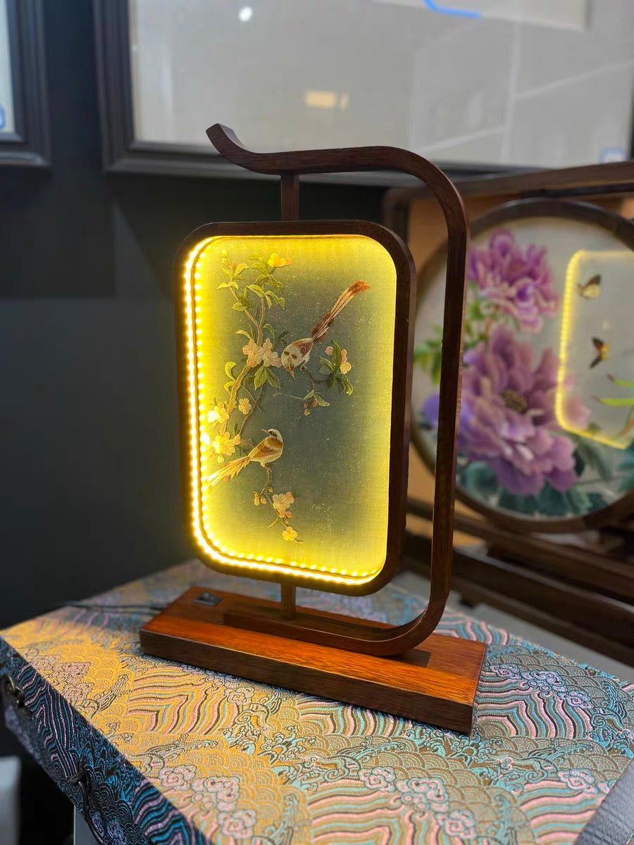 Specialty products of Hunan Province, China embroidery ornaments, double-sided embroidery, hand-embroidered creative features, home gifts, Shu Suzhou embroidery gifts, LED rosewood lights