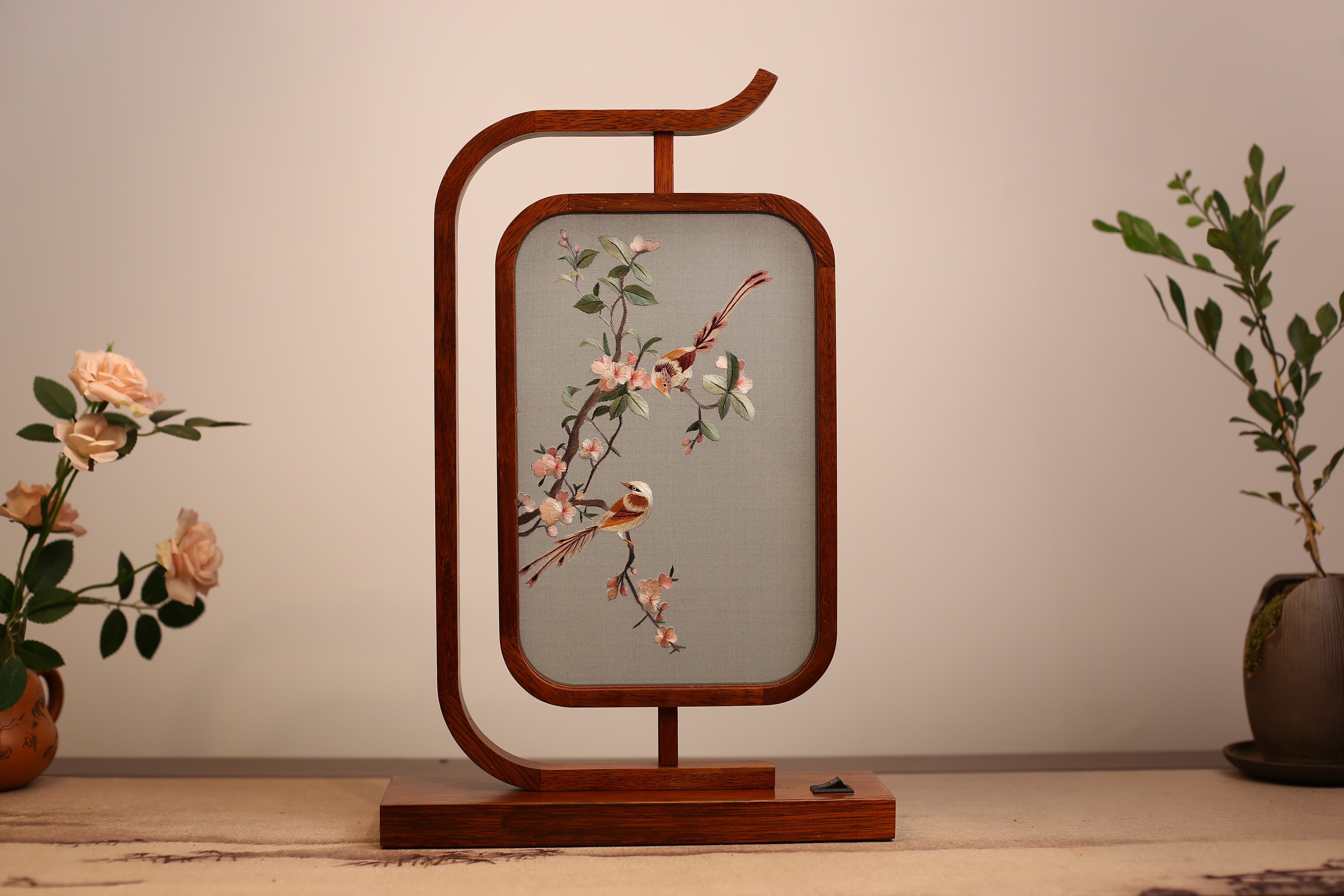 Specialty products of Hunan Province, China embroidery ornaments, double-sided embroidery, hand-embroidered creative features, home gifts, Shu Suzhou embroidery gifts, LED rosewood lights