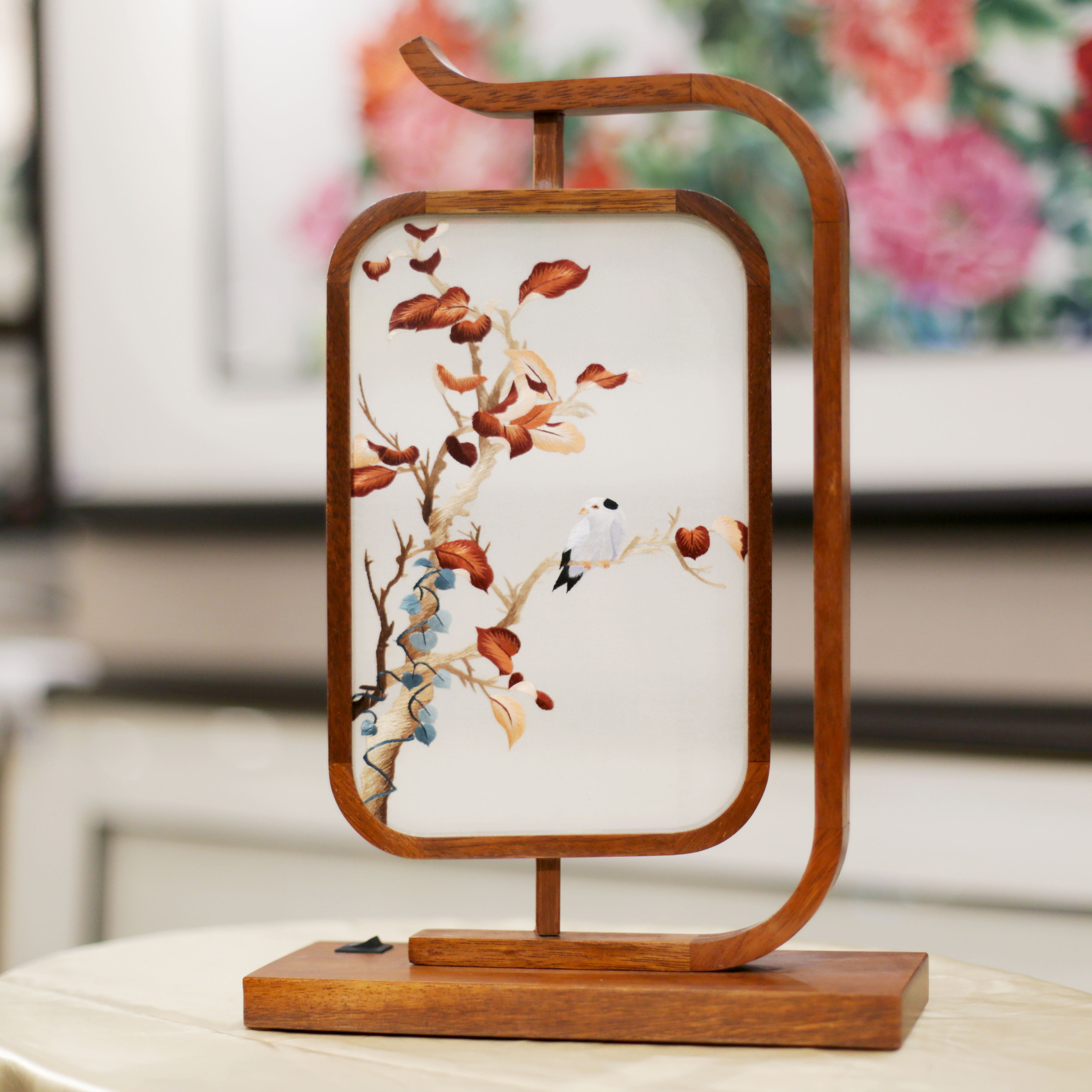 Specialty products of Hunan Province, China embroidery ornaments, double-sided embroidery, hand-embroidered creative features, home gifts, Shu Suzhou embroidery gifts, LED rosewood lights