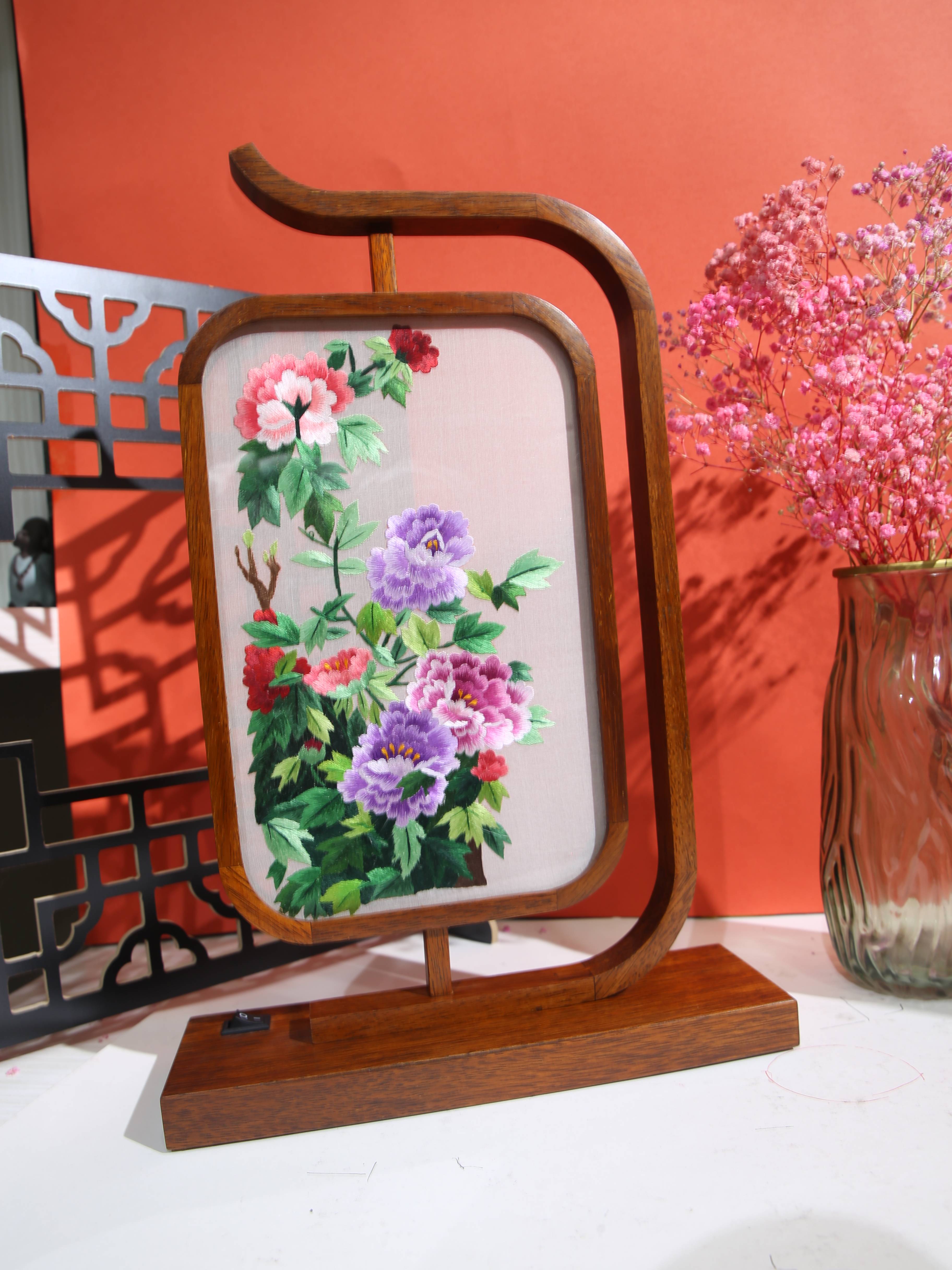 Specialty products of Hunan Province, China embroidery ornaments, double-sided embroidery, hand-embroidered creative features, home gifts, Shu Suzhou embroidery gifts, LED rosewood lights