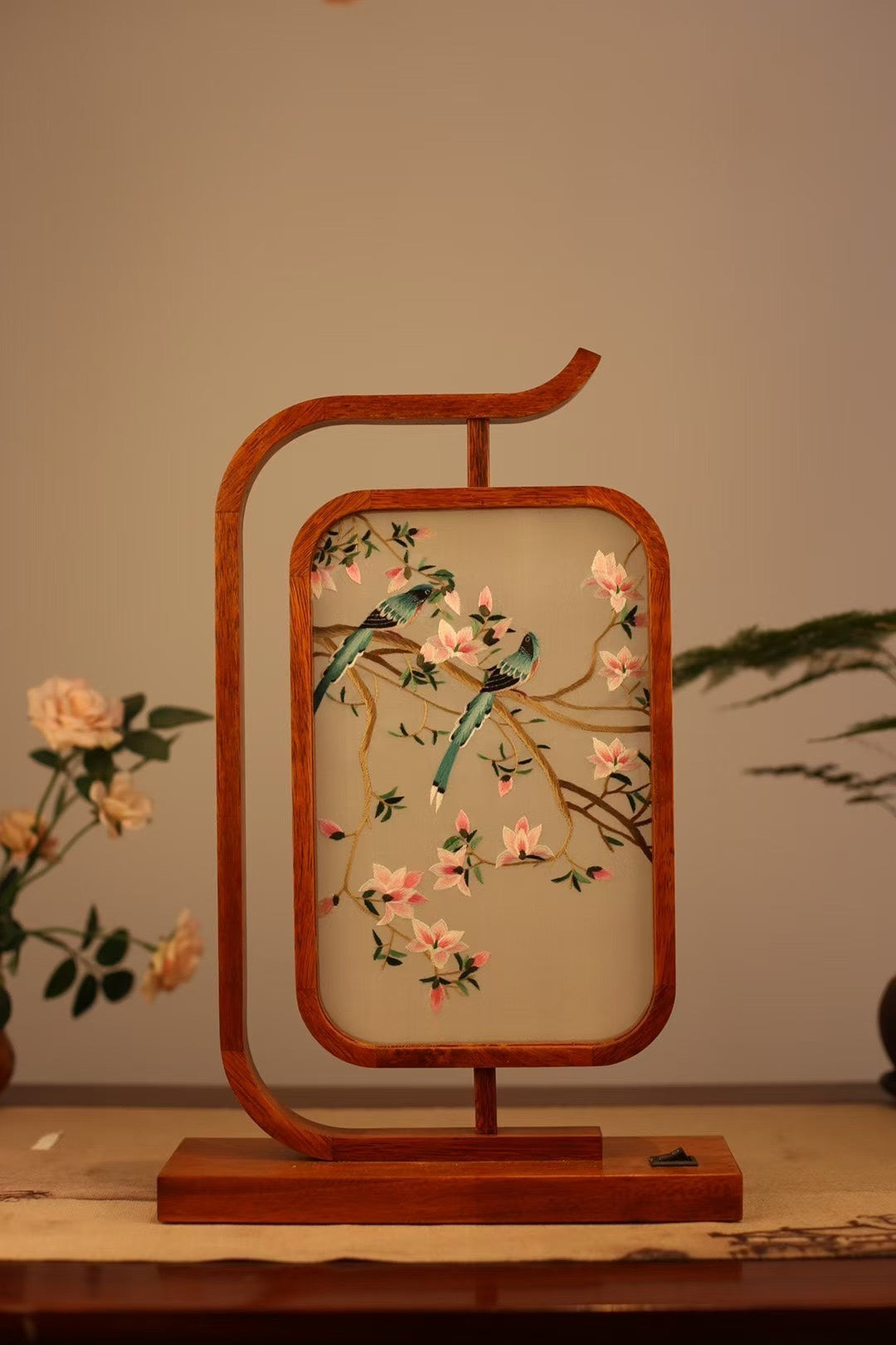 Specialty products of Hunan Province, China embroidery ornaments, double-sided embroidery, hand-embroidered creative features, home gifts, Shu Suzhou embroidery gifts, LED rosewood lights