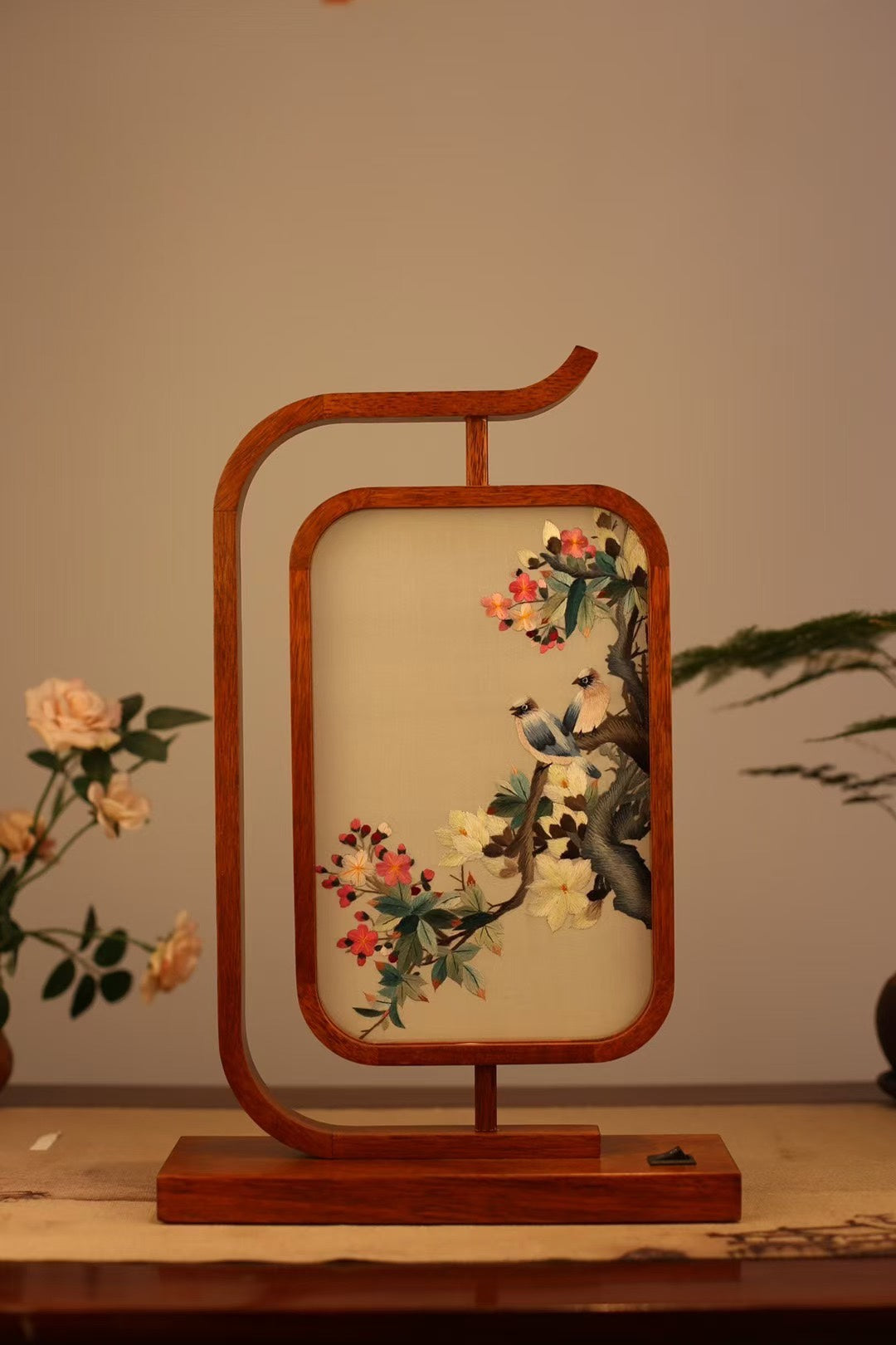 Specialty products of Hunan Province, China embroidery ornaments, double-sided embroidery, hand-embroidered creative features, home gifts, Shu Suzhou embroidery gifts, LED rosewood lights