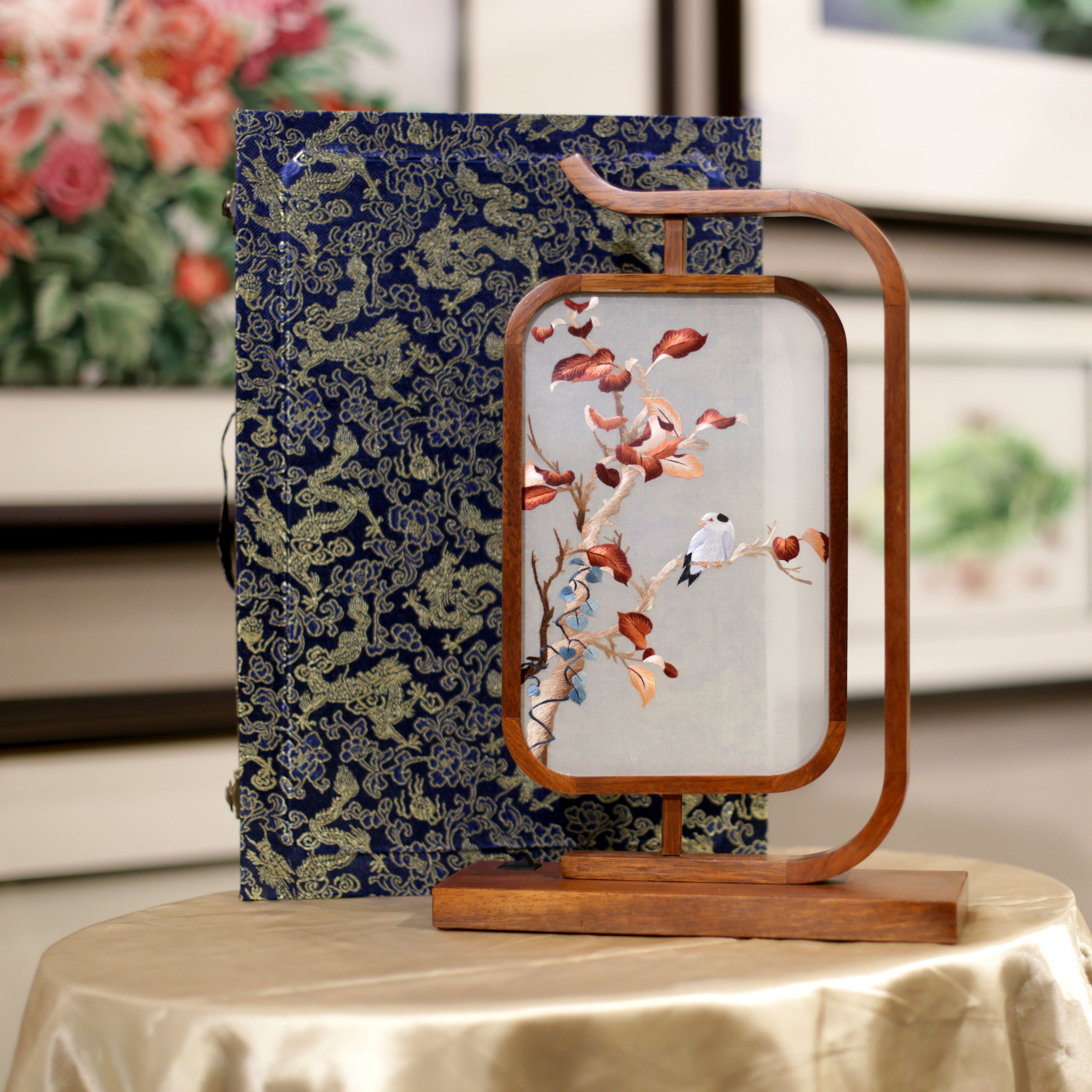 Specialty products of Hunan Province, China embroidery ornaments, double-sided embroidery, hand-embroidered creative features, home gifts, Shu Suzhou embroidery gifts, LED rosewood lights